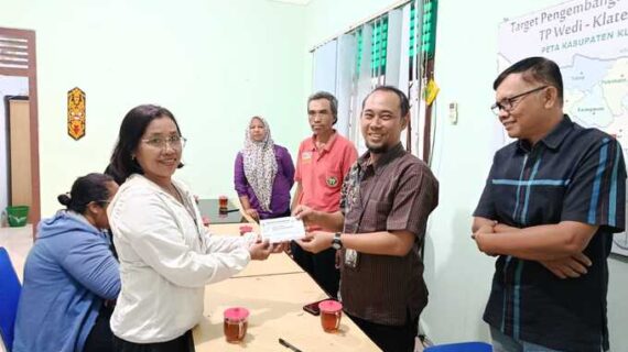 Peduli Kepada Anggota, CU Kridha Rahardja Salurkan Bantuan Pendidikan Untuk 18 Siswa